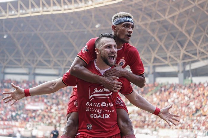 Selebrasi duo pemain asing Persija, Marko Simic dan Bruno Matos (belakang) seusai mencetak gol ke gawang PSS Sleman pada lanjutan Liga 1 2019 di Stadion Patriot, Kota Bekasi, 3 Juli 2019. 