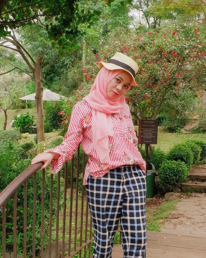 OOTD pakai hijab pink ala Sohwa Halilintar