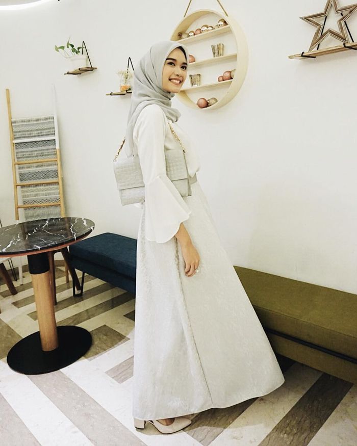 Simpel Hingga Glamor, Ini 5 Dress Hijab Putih Untuk Kondangan Kece