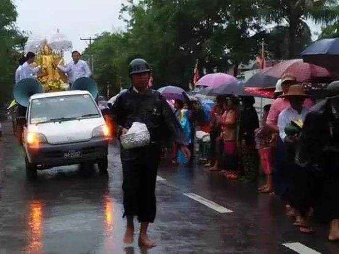 Orang-orang mengantre untuk mendapatkan beras.