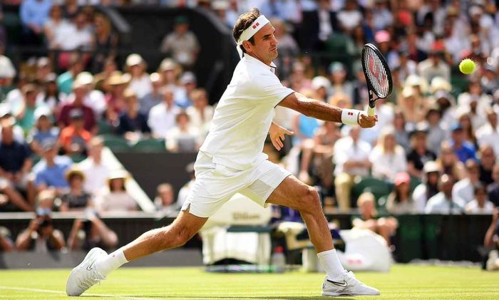 Aksi Roger Federer pada babak pertama Wimbledon 2019, Selasa (2/7/2019)