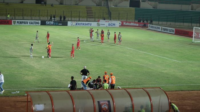 Gelandang asing Borneo FC, Renan Silva, ditandu ke luar lapangan saat membela timnya melawan Kalteng Putra pada pekan keenam Liga 1 2019 di Stadion Sultan Agung, Bantul, Rabu (3/7/2019).