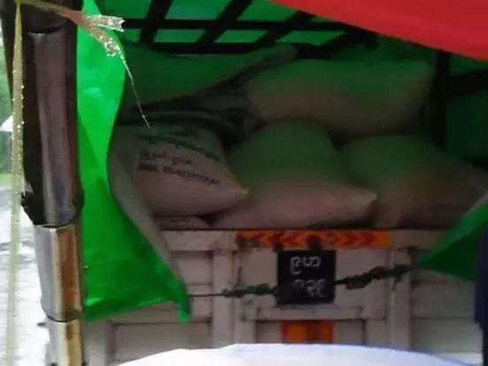 Beras yang dibeli dengan sebuah truk oleh nenek pemenang lotere tersebut.