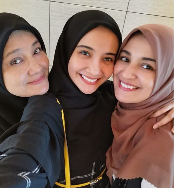 Wajah Polos Shireen Sungkar Zaskia Sungkar Dan Fanny Bauty Saat Foto Bareng Banjir Pujian Semua Halaman Stylo