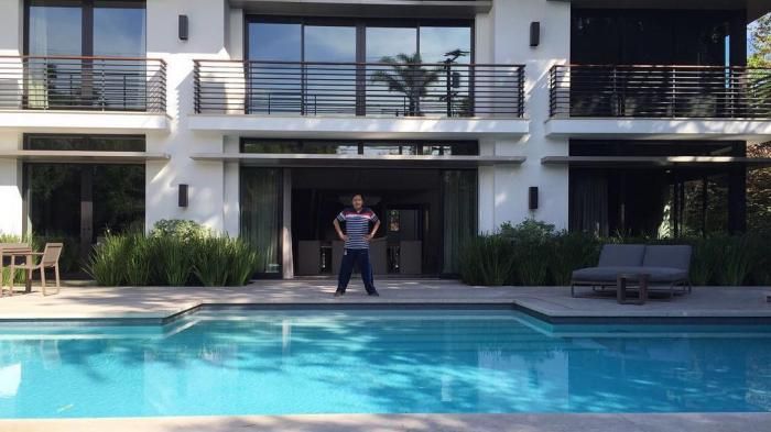 Doyok berpose di sebuah kolam renang