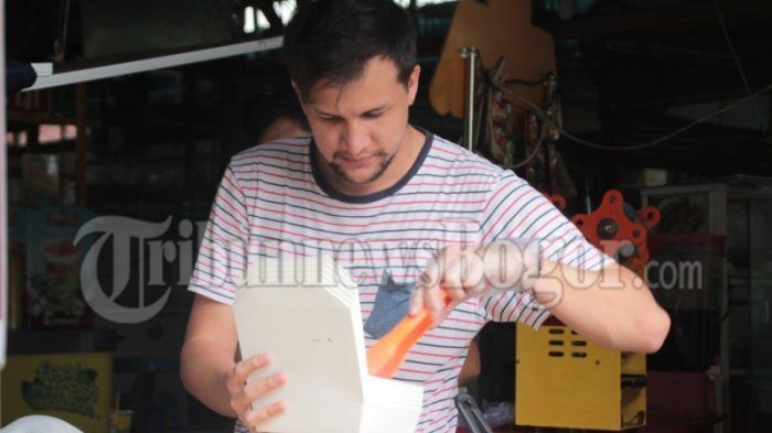 Stuart Collin melayani pelanggannya