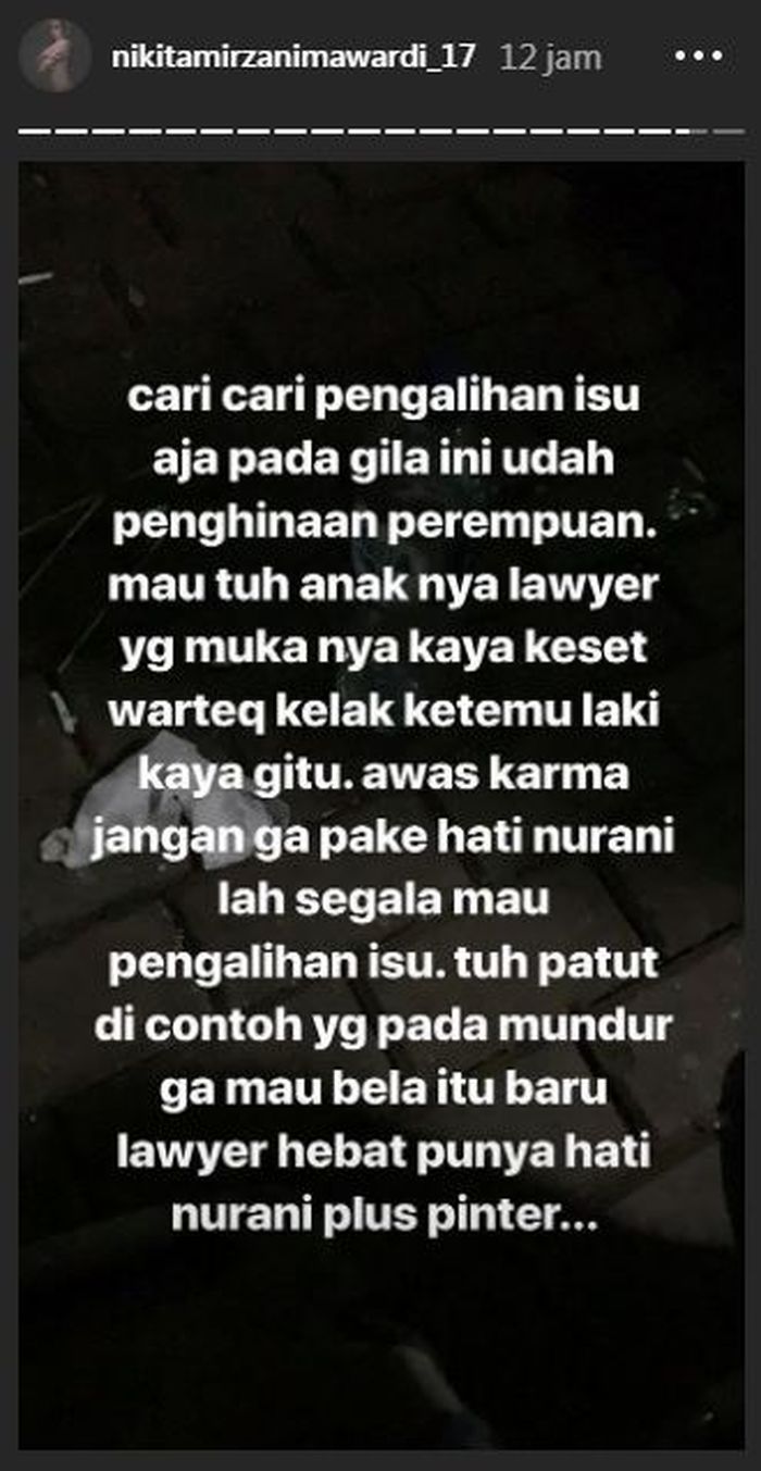 Nikita Mirzani mengingatkan para pengacara tersebut untuk lebih baik mundur
