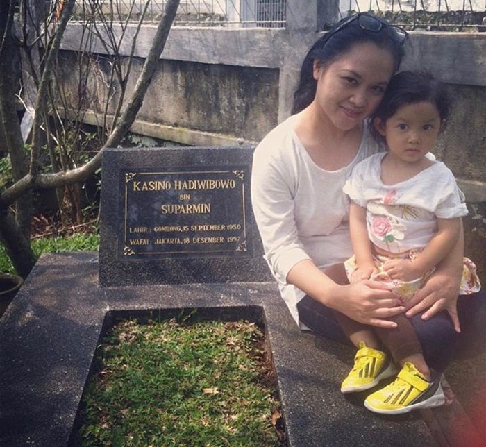 Hanna Kasino mengajak putrinya mengunjungi makam Kasino