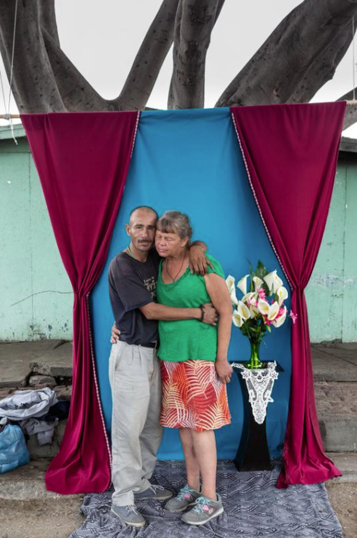 Jesús González Tejada, pria kebangsaan Meksiko-Amerika, dan Rhonda Moore, seorang perawat Amerika, kini tinggal di Tijuana.