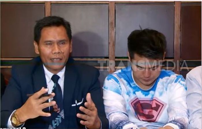 Galih Ginanjar menunduk sewaktu menggelar konferensi pers