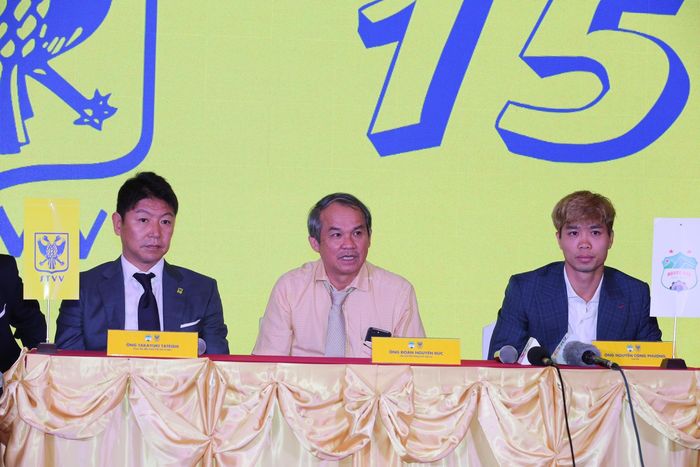 Pemain timnas Vietnam Nguyen Cong Phuong saat konferensi pers usai diresmikan oleh Sint-Truidense VV pada hari Jumat (5/7/2019).
