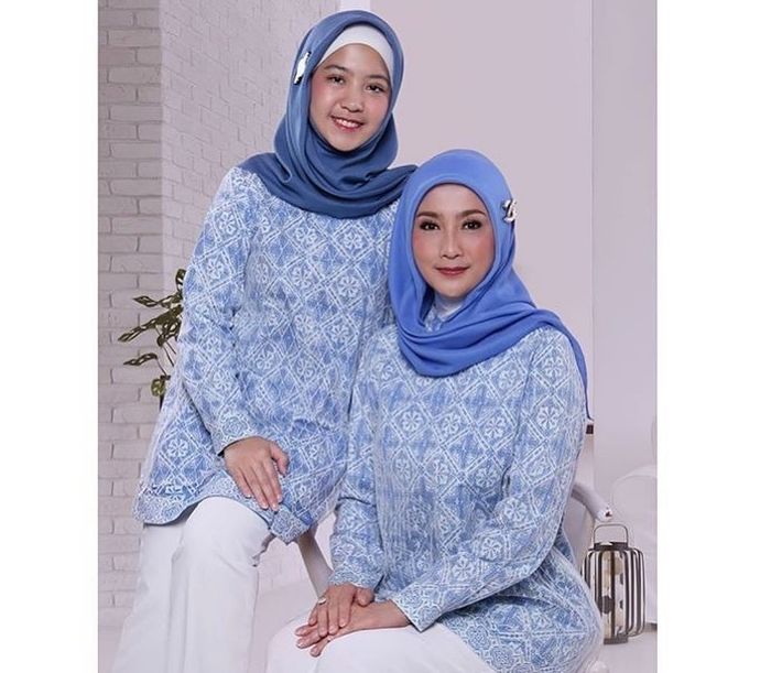 Kayak Kembar! Ini Potret Dekatnya Desy Ratnasari & Putri Tunggal