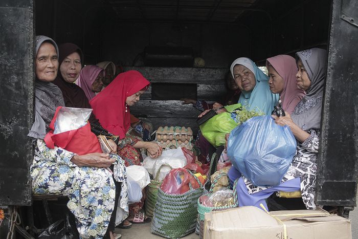 Routine activities of Nagari Pariangan women in the domestic sector. Household chores are dominated by women, such as shopping for weekly necessities from the Simabur market three kilometers from Jorong Pariangan every Monday.