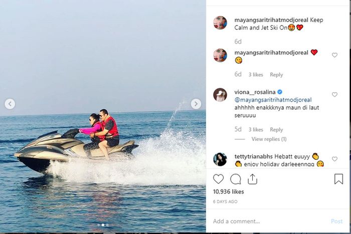 Penyanyi Mayangsari dan suami, Bambang Trihatmodjo tampak asyik bermain jet ski.