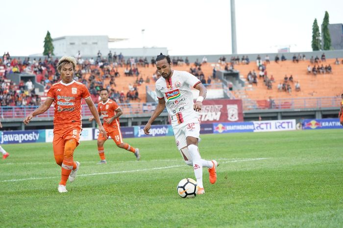 Pergerakan Rohit Chand mendapatkan pengalaman dari Asri Akbar saat Persija Jakarta dijamu Borneo FC di Stadion Segiri, Samarinda, Sabtu (6/7/2019).