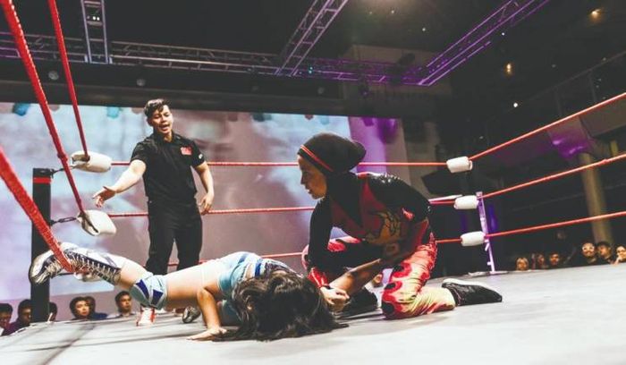 Nor Diana alias Phoenix, pegulat profesional berjilbab pertama di dunia