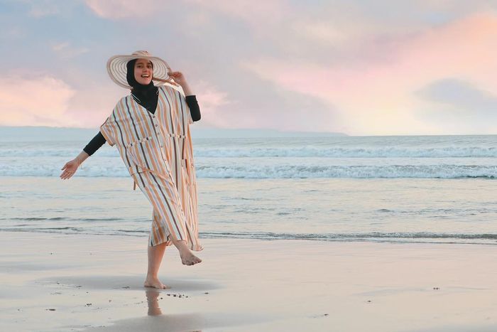 Padu Padan Ootd Hijab Simple Ke Pantai