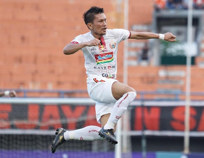 Kapten Persija Jakarta, Ismed Sofyan, saat merayakan gol yang dicetaknya ke gawang Borneo FC pada leg kedua semifinal Piala Indonesia 2018.