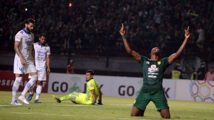 Penyerang Persebaya Surabaya Amido Balde melakukan selebrasi usai menjebol gawang Persib Bandung.