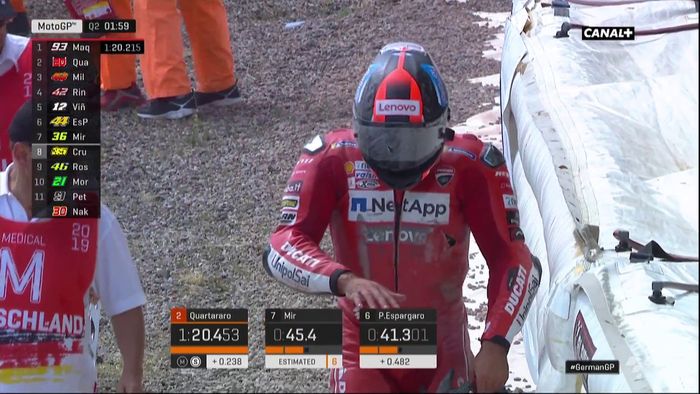Rider Ducati, Danilo Petrucci, berjalan dari lokasi crash besar di Tikungan 9 Q2 atau Kualifikasi 2 MotoGP Jerman 2019.