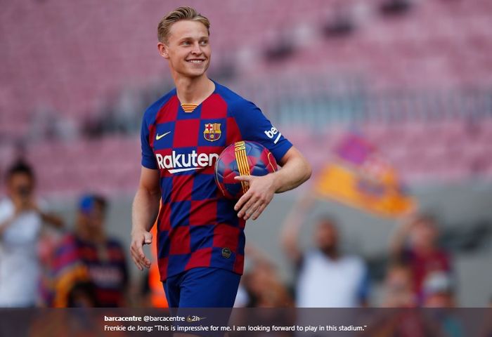 Gelandang Barcelona, Frenkie de Jong, saat resmi diperkenalkan ke publik di Camp Nou, Jumat (5/7/2019).
