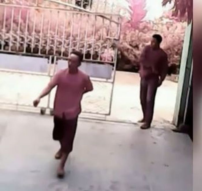 Kedua pelaku yang tertangkap kamera mencoba merampok menggunakan senjata api