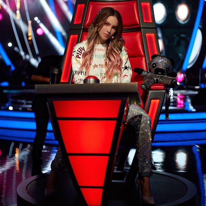 Tak hanya itu kini Belinda bahkan didapuk sebagai juri di The Voice versi Meksiko, la voz tv azteca.