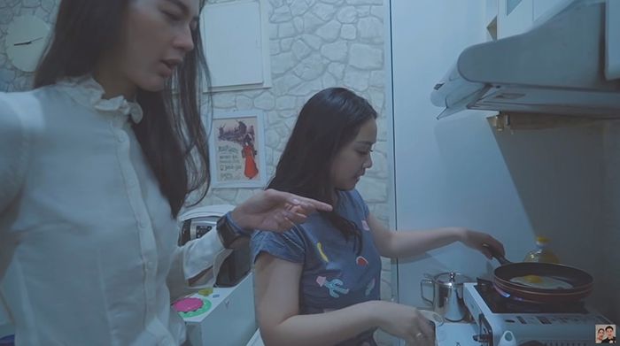 Nagita ajari Paula memasak sandwich