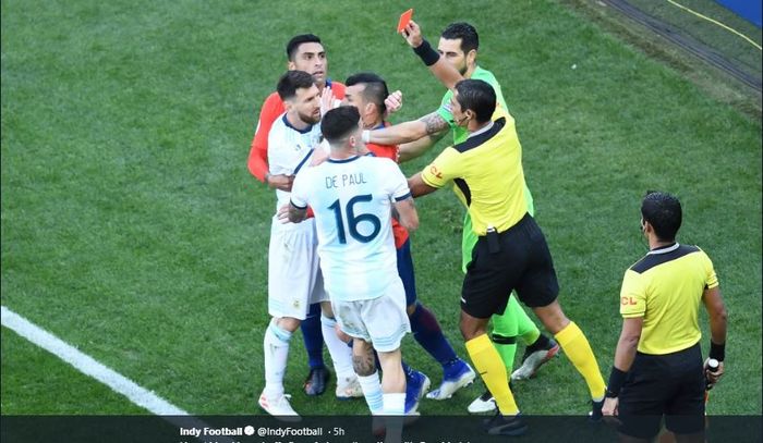 Megabintang timnas Argentina, Lionel Messi, menerima kartu merah dalam laga perebutan peringkat ketiga Copa America 2019 melawan timnas Cile di Stadion Arena Corinthians, Sabtu (6/7/2019).