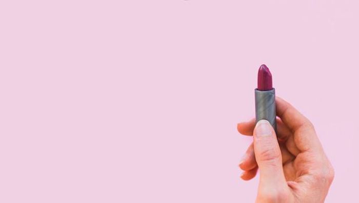 Pilihan Warna Lipstik yang Bisa Bikin Gigi Terlihat Lebih Putih - Lipstik ungu