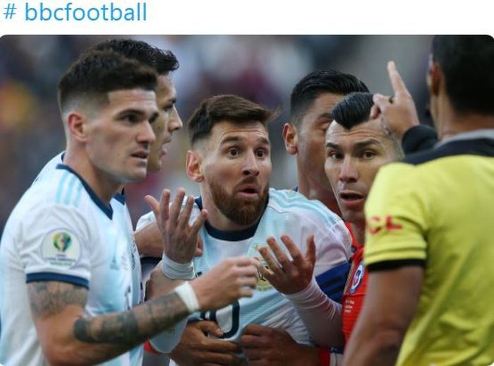 Megabintang timnas Argentina, Lionel Messi (tengah), menerima kartu merah dalam laga perebutan peringkat ketiga Copa America 2019 melawan timnas Cile di Stadion Arena Corinthians, Sabtu (6/7/2019).