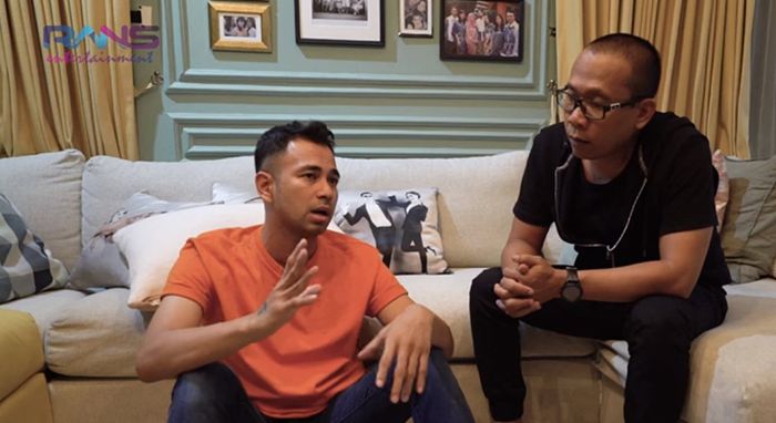 Saat Raffi bercerita kepada Ferdian