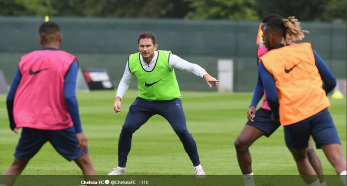 Pelatih Chelsea, Frank Lampard (tengah), memimpin para pemainnya berlatih.