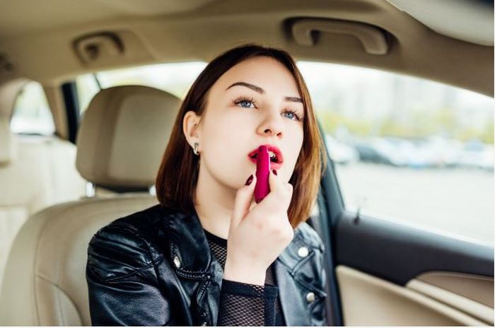 Pilihan Warna Lipstik yang Bisa Bikin Gigi Terlihat Lebih Putih - Lipstik merah