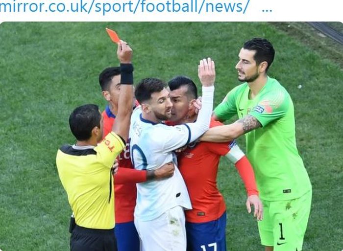 Megabintang timnas Argentina, Lionel Messi, dan bek timnas Cile, Gary Medel, menerima kartu merah dalam laga perebutan peringkat ketiga Copa America 2019 di Stadion Arena Corinthians, Sabtu (6/7/2019).