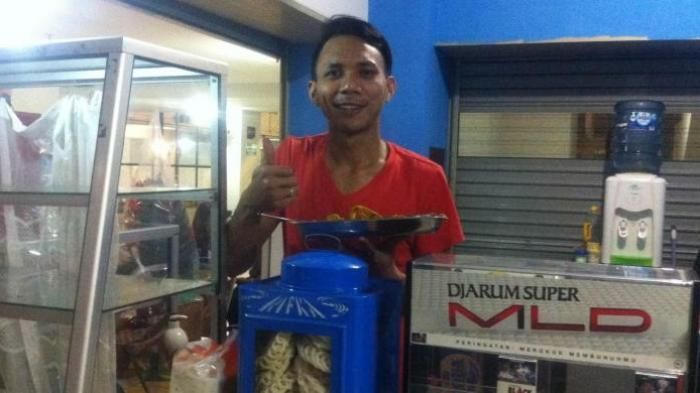 Mantan anggota Brimob Briptu Norman Kamaru beralih profesi menjadi penjual makanan di Kalibata City, Jakarta