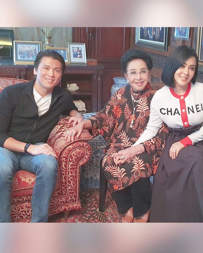 Foto Bareng Bos Mustika Ratu, Syahrini Tampil Modis Pakai Cardigan Branded Harga 35 Juta Rupiah!