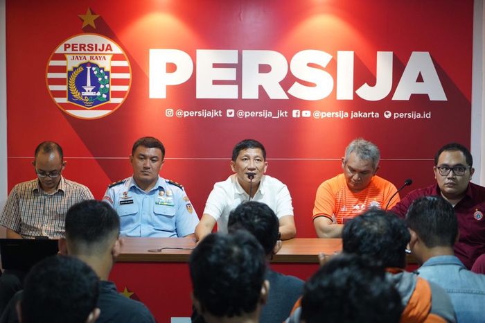 Manajemen Persija Jakarta melakukan sesi jumpa pers jelang pertandingan menghadapi Persib Bandung