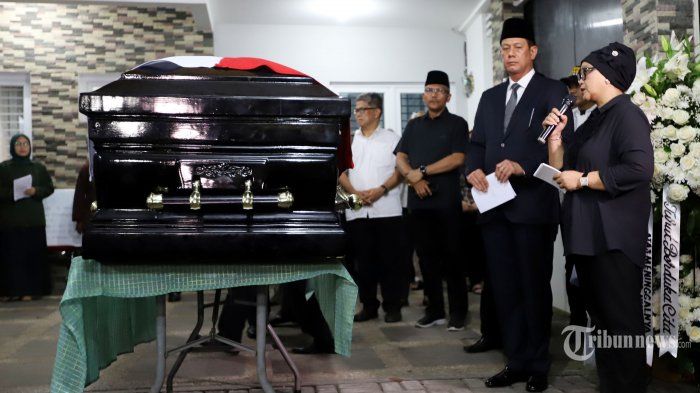 Penyerahan peti jenazah Sutopo