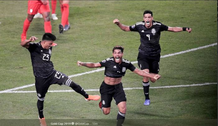 Jonathan dos Santos (tengah), Jesus Gallardo (kiri), dan Raul Jimenez, merayakan keberhasilan timnas Meksiko menjuara Piala Emas 2019 setelah mengalahkan timnas Amerika Serikat dengan skor 1-0, 8 Juli 2019. 