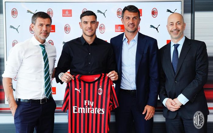 Bek anyar AC Milan, Theo Hernandez (dua dari kiri) diperkenalkan ke publik bersama Direktur Teknik Paolo Maldini (dua dari kanan) dan CEO Ivan Gazidis (pojok kanan).