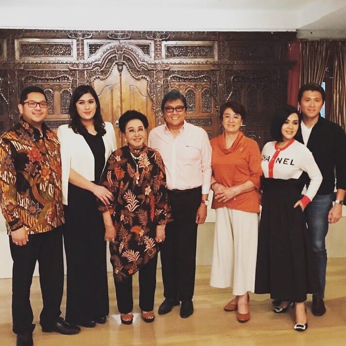 Syahrini bersama sang suami, Reino Barack, berfoto bersama keluarga Mooryati Soedibyo