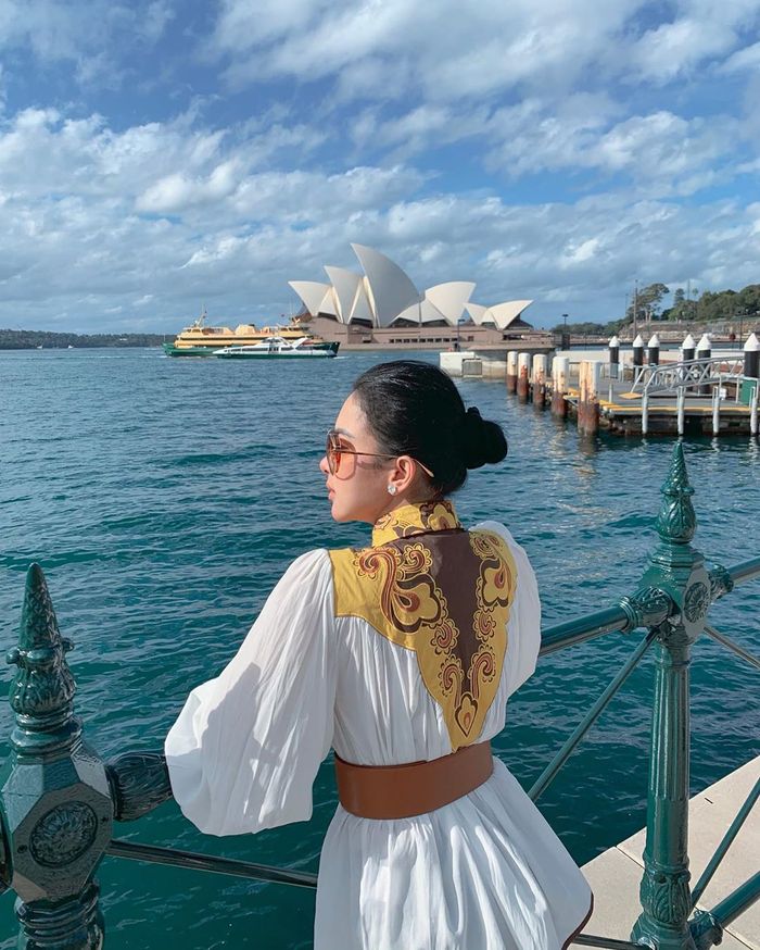 Gaya Syahrini kenakan blus motif yang dikira Batik