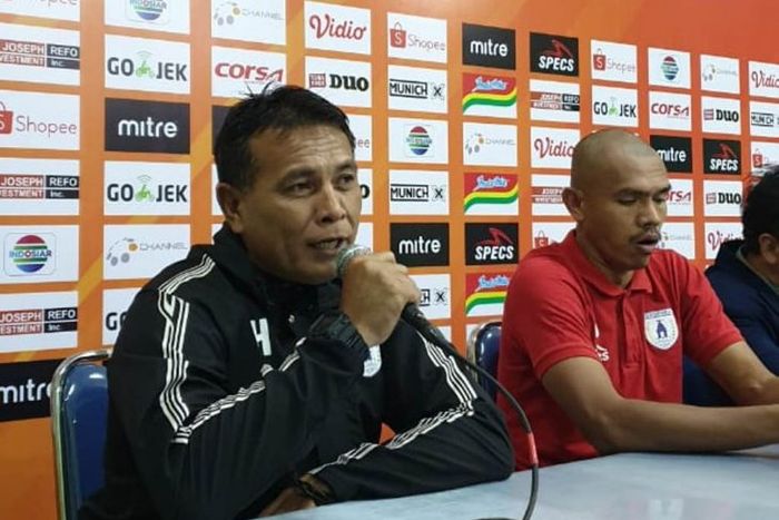 Asisten pelatih Persipura Jayapura, Alan Haviludin, saat memberikan keterangan sebelum laga kontra Perseru Badak Lampung FC pada pekan kedelapan Liga 1 2019.