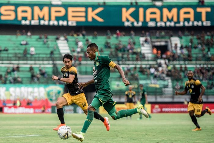 Kapten Persebaya Surabaya, Ruben Sanadi, menggiring saat laga melawan Barito Putera pada pekan keempat Liga 1 2019.