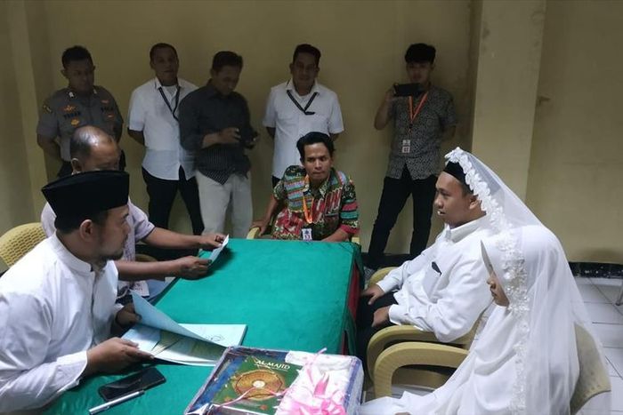 Tersangka yang mengancam memenggal kepala Presiden Joko Widodo, HS (25), melangsungkan pernikahan dengan seorang perempuan berinisial AA di Rumah Tahanan (Rutan) Polda Metro Jaya pada Rabu (3/7/2019).
