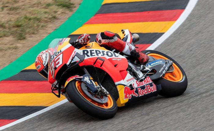 Aksi pembalap Repsol Honda yakni Marc Marquez dengan motornya pada MotoGP Jerman 2019