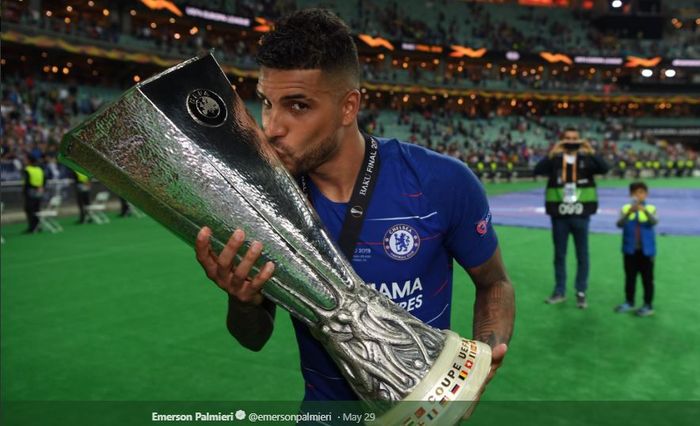 Bek kiri Chelsea, Emerson Palmieri, mencium trofi juara Liga Europa musim 2018-2019.