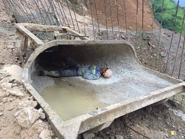 Potret pekerja asing yang tidur di tempat seadanya.