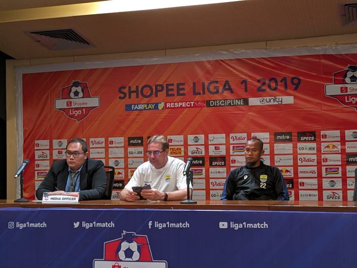 Pelatih Persib Bandung, Robert Rene Alberts, saat menghadiri sesi jumpa pers jelang lawan Persija. MOCHAMAD HARY PRASETYA